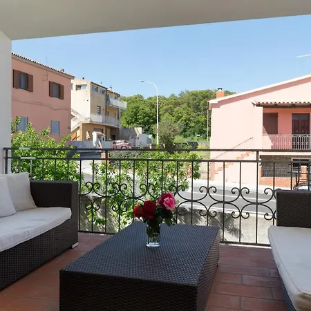 Casa Indipendente Con 3 Hébergement de vacances Sant'Antonio di Gallura